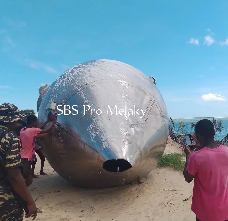 ufotinik's tweet photo. 🚨 Starship 35 (oui oui): le réservoir de tête, qui permet d’acheminer les ergols, lors de la manœuvre du retournement, permettant l’atterrissage de Starship, s’est échoué sur une plage de Madagascar ! https://t.co/UJgnRJbELj