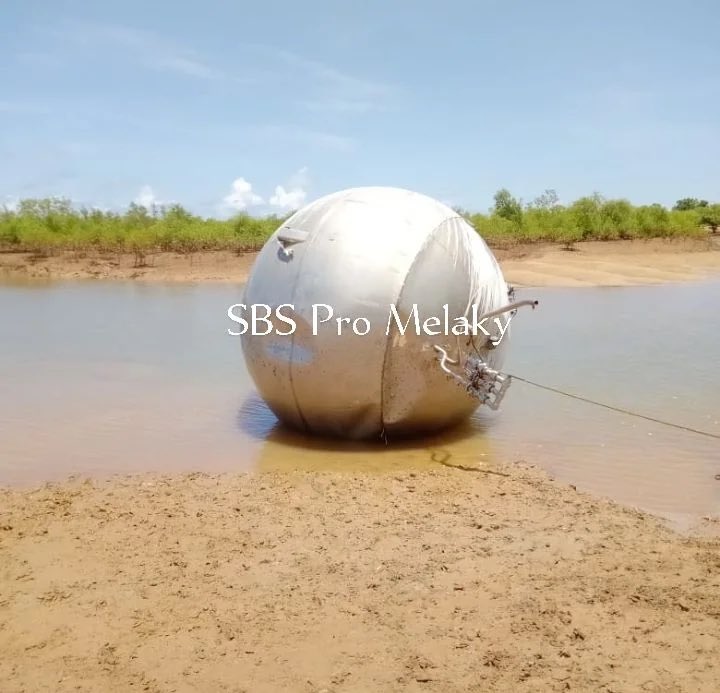 ufotinik's tweet photo. 🚨 Starship 35 (oui oui): le réservoir de tête, qui permet d’acheminer les ergols, lors de la manœuvre du retournement, permettant l’atterrissage de Starship, s’est échoué sur une plage de Madagascar ! https://t.co/UJgnRJbELj