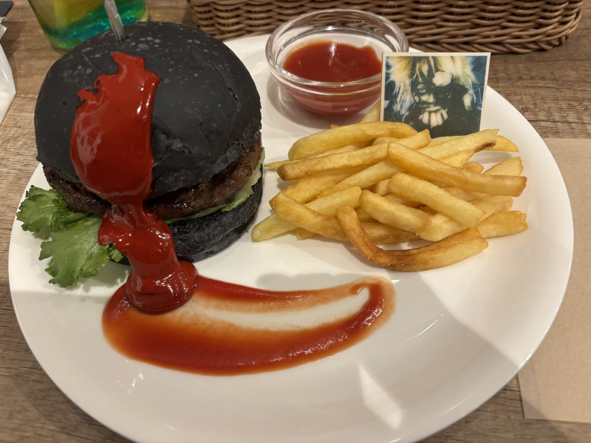tapo_666's tweet photo. 2/16に京もうすぐ死にそうです Birthday cafe行ってきた💀🖤最高空間でした https://t.co/zCaxMFv6hT