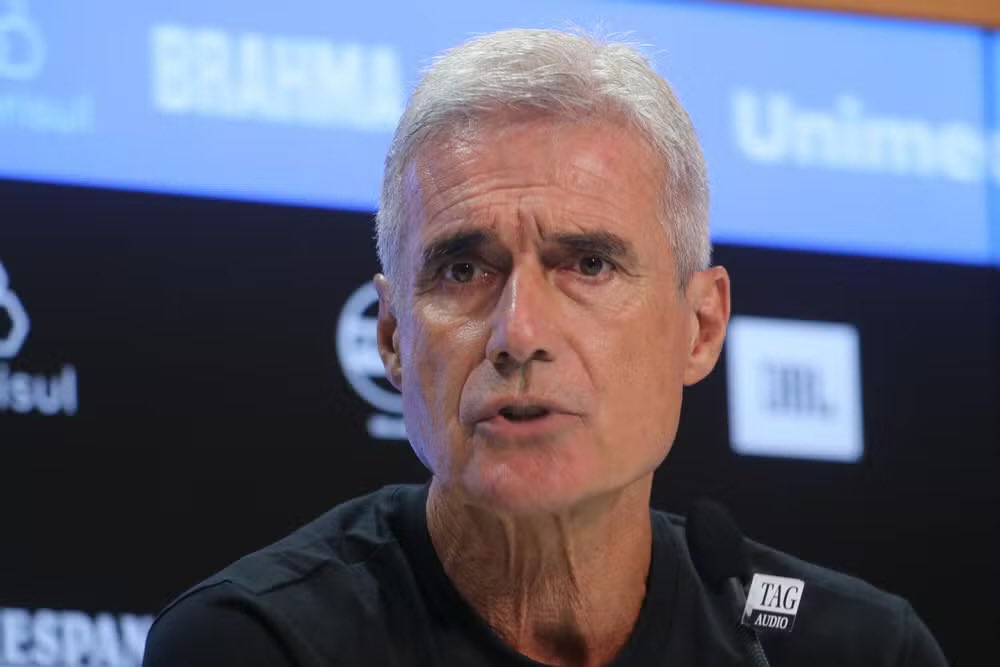 soccergfbpa's tweet photo. 🚨 Nas últimas semanas, foi noticiado que Paulo Pelaipe tomou a palavra no vestiário e garantiu respaldo total ao técnico Luís Castro, independentemente de qualquer cenário.

Hoje, recebemos a confirmação de que Pelaipe, junto à diretoria de futebol do Grêmio, reuniu o elenco e deixou o recado: quem não estiver satisfeito, que procure a direção. E quem estiver fazendo “corpo mole” será retirado do grupo.

📸 Lucas Uebel/Grêmio FBPA