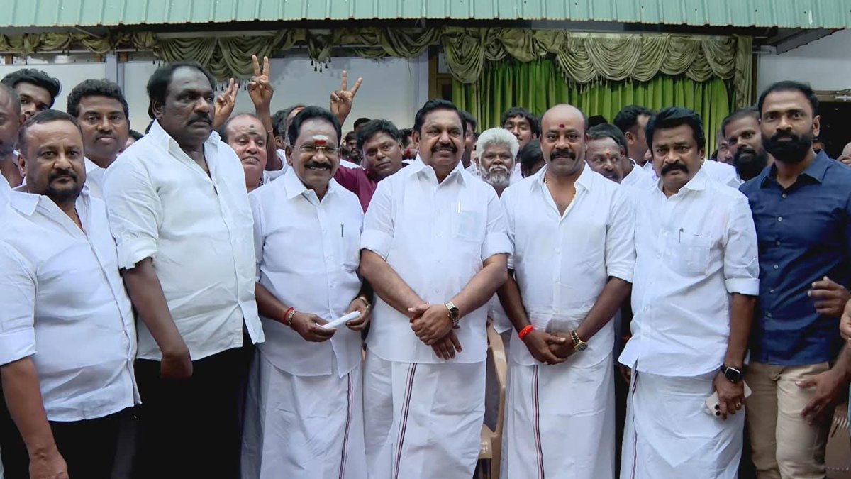 PutukaiA's tweet photo. #தலைவனை_தேடி 

மு.க.அழகிரி தீவிர ஆதரவாளர் திமுக தலைமை செயற்குழு உறுப்பினர் 

எஸ்.ஆர்.கோபி அவர்கள் தனது ஆதரவாளர்களுடன்

 #எடப்பாடியார் முன்னிலையில் அதிமுகவில் இணைந்தார்.

@Vijayabaskarofl

#ADMK_TRY
 @satyenaiadmk @runmanirun https://t.co/653TKvcrpv
