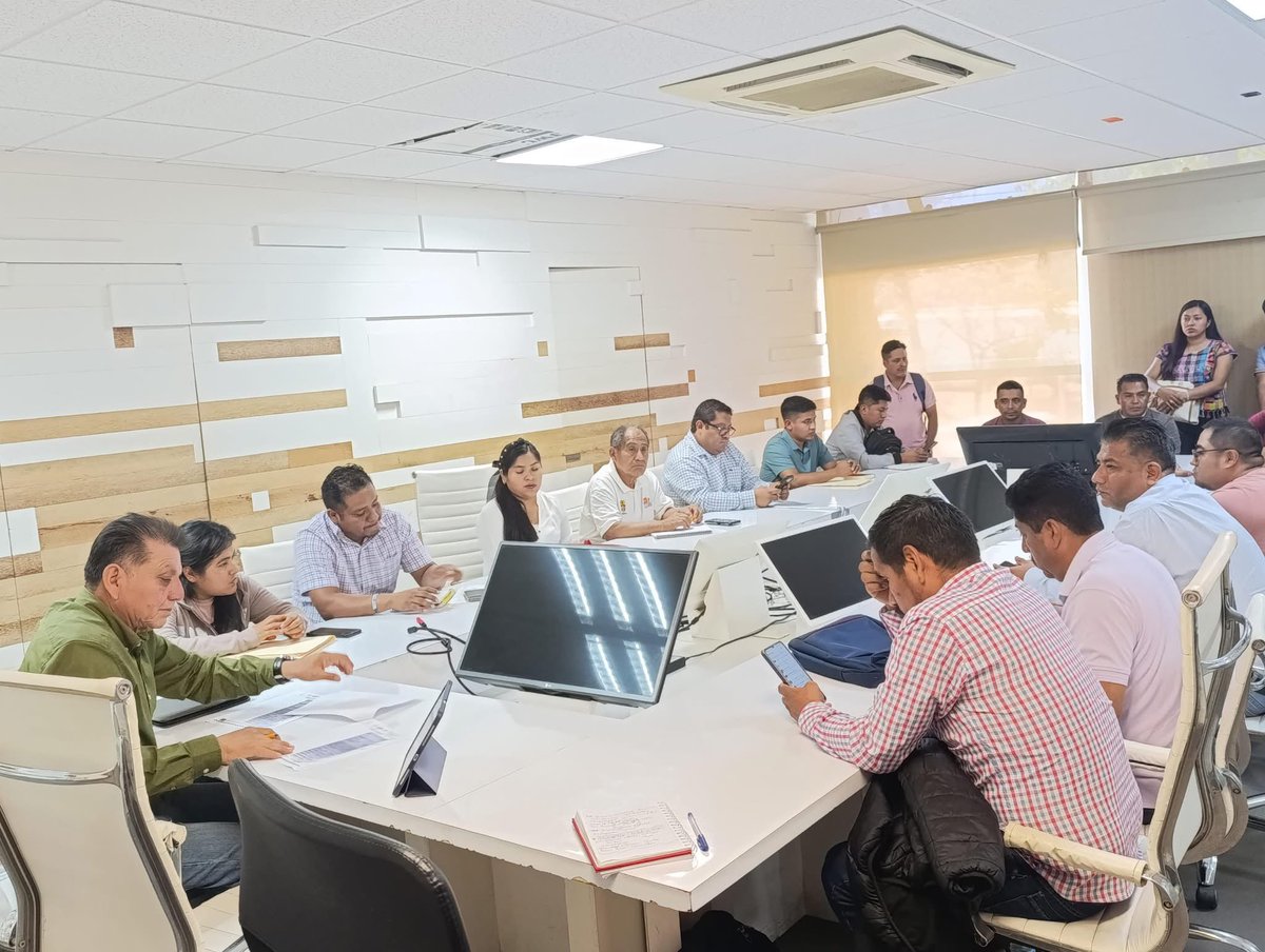 IGIFEOficial's tweet photo. 🟠 Personal del #IGIFE sostuvo una mesa de trabajo con la CETEG Sección XIV y autoridades de #Acatepec para dar seguimiento a gestión de infraestructura educativa en la región Montaña.
Se priorizan acciones para espacios seguros y dignos.
@EvelynSalgadoP
#TransformandoGuerrero https://t.co/yUicqHfd65