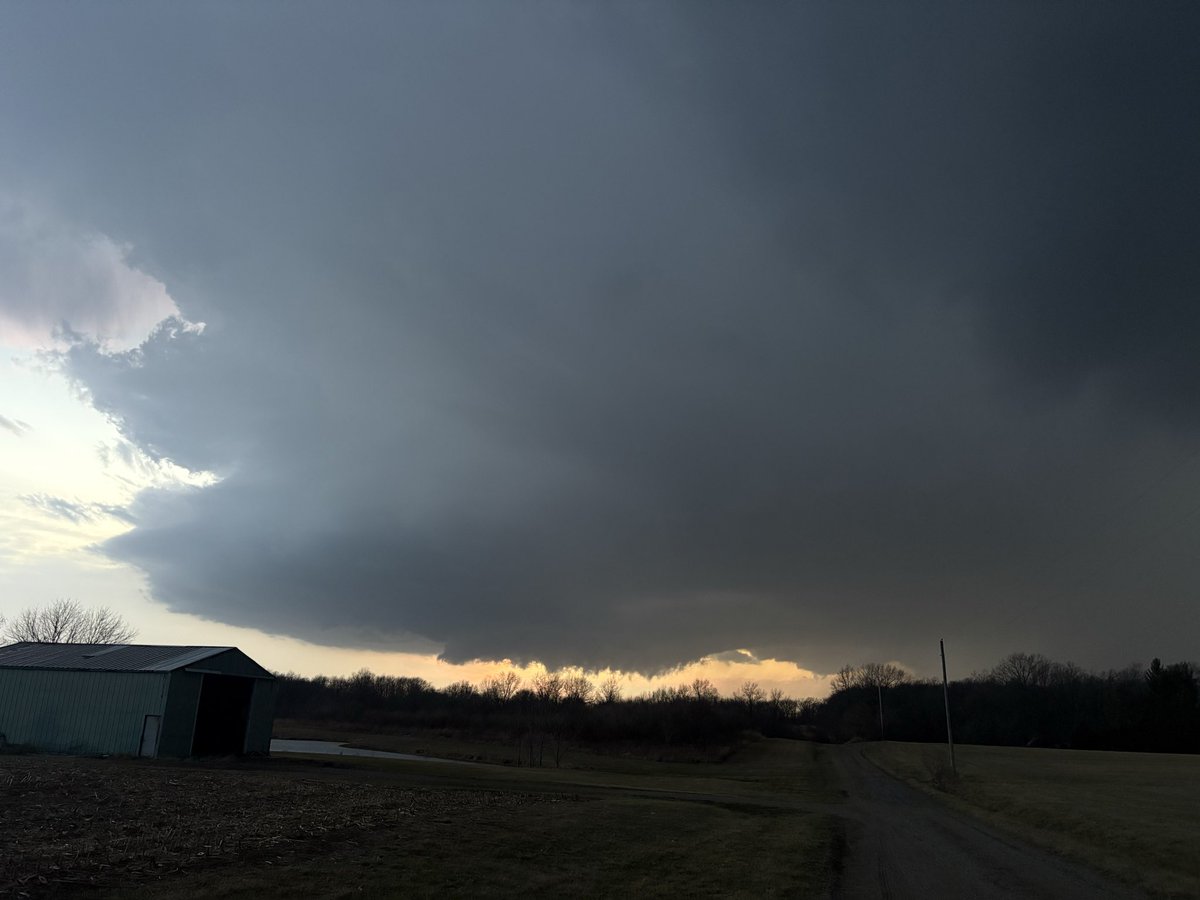 wxJordanSolomon's tweet photo. Storm moving into Johnsonville IL! Beautiful base #ilwx https://t.co/MmebqIpxBe