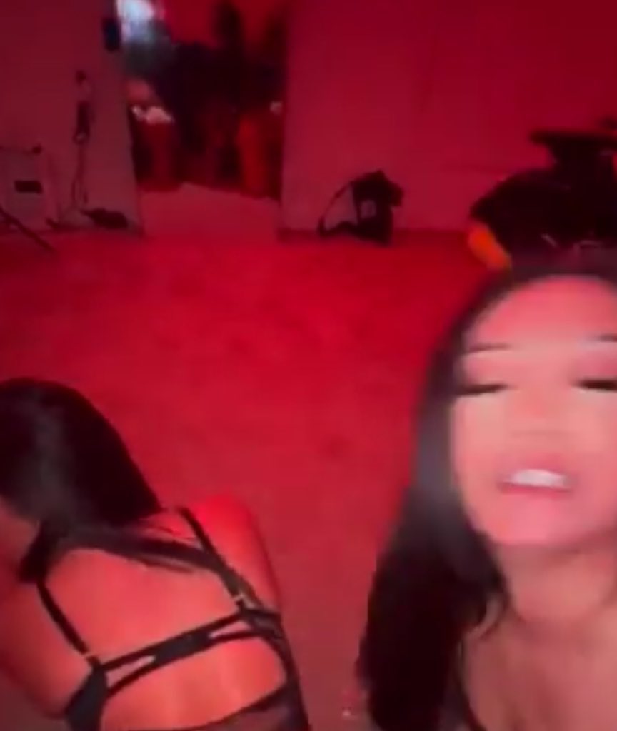 When bestie <a href="/chloesnky/">Chloe</a> comes with a surprise 😮 
A thread 🧵