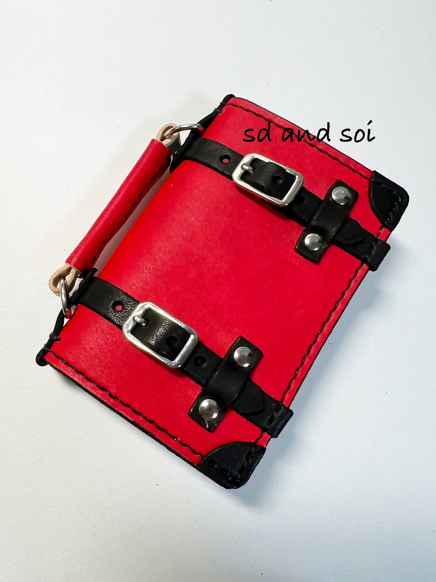 トランク型名刺入れ 赤×黒タイプ完成しました。大変お待たせしました