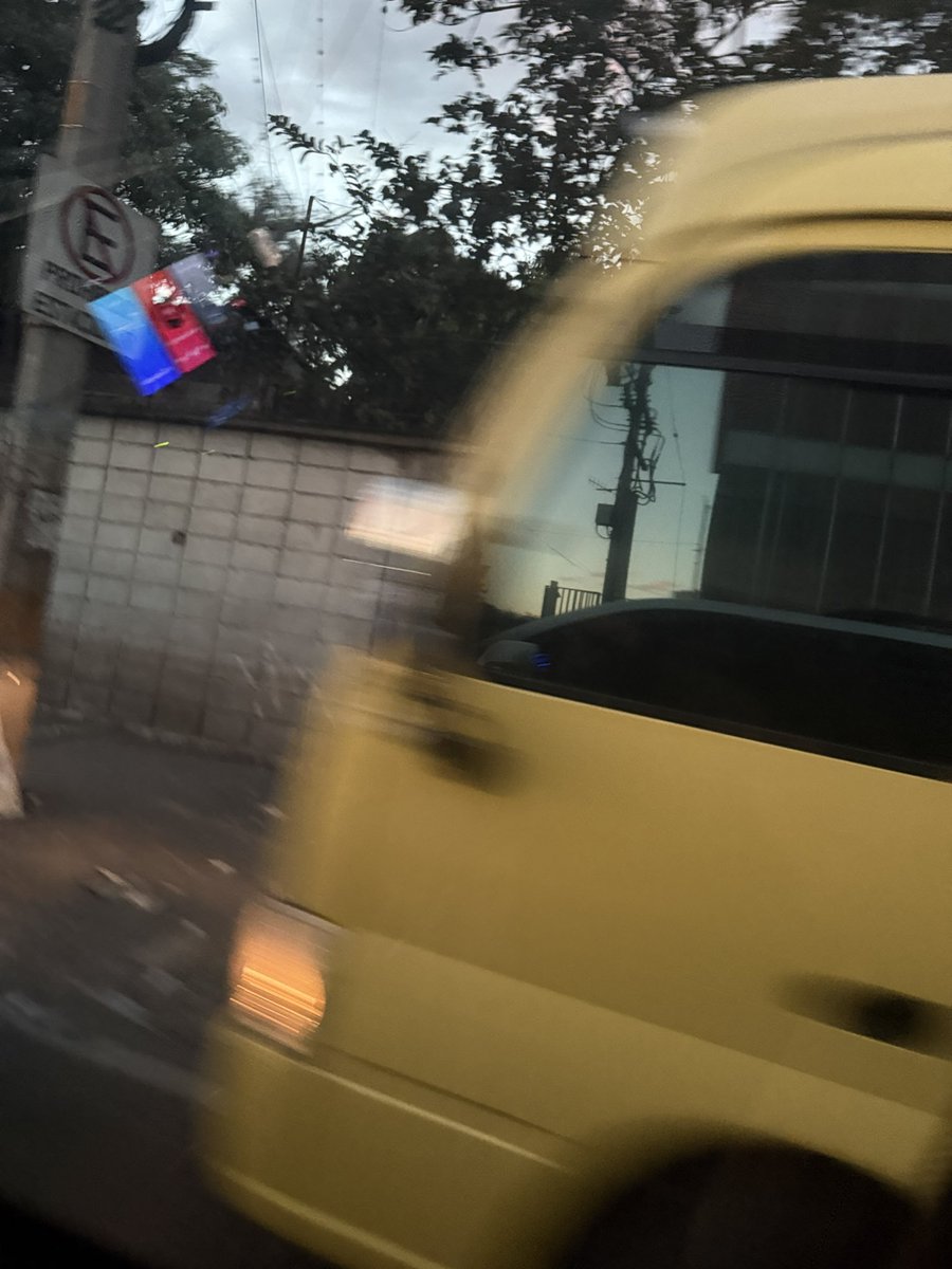Subió el pasaje de bus quince lempiras (L15 ) y los medios comprados, tarifados, no dicen nada, ya no tarda en subir la canasta básica y también no dirán nada. 

Si esto se hubiera dando en el gobierno de libre dirían TRANCAZO y fuera gran escándalo.