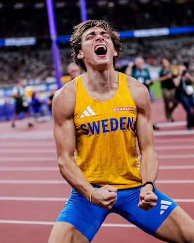 AndrewWang233's tweet photo. @Zeebe_Csgo @vivrenondev @ZroHour this guy is american and is constantly breaking world records for Sweden but not a single peep about being a traitor https://t.co/hhnuvs4BhX