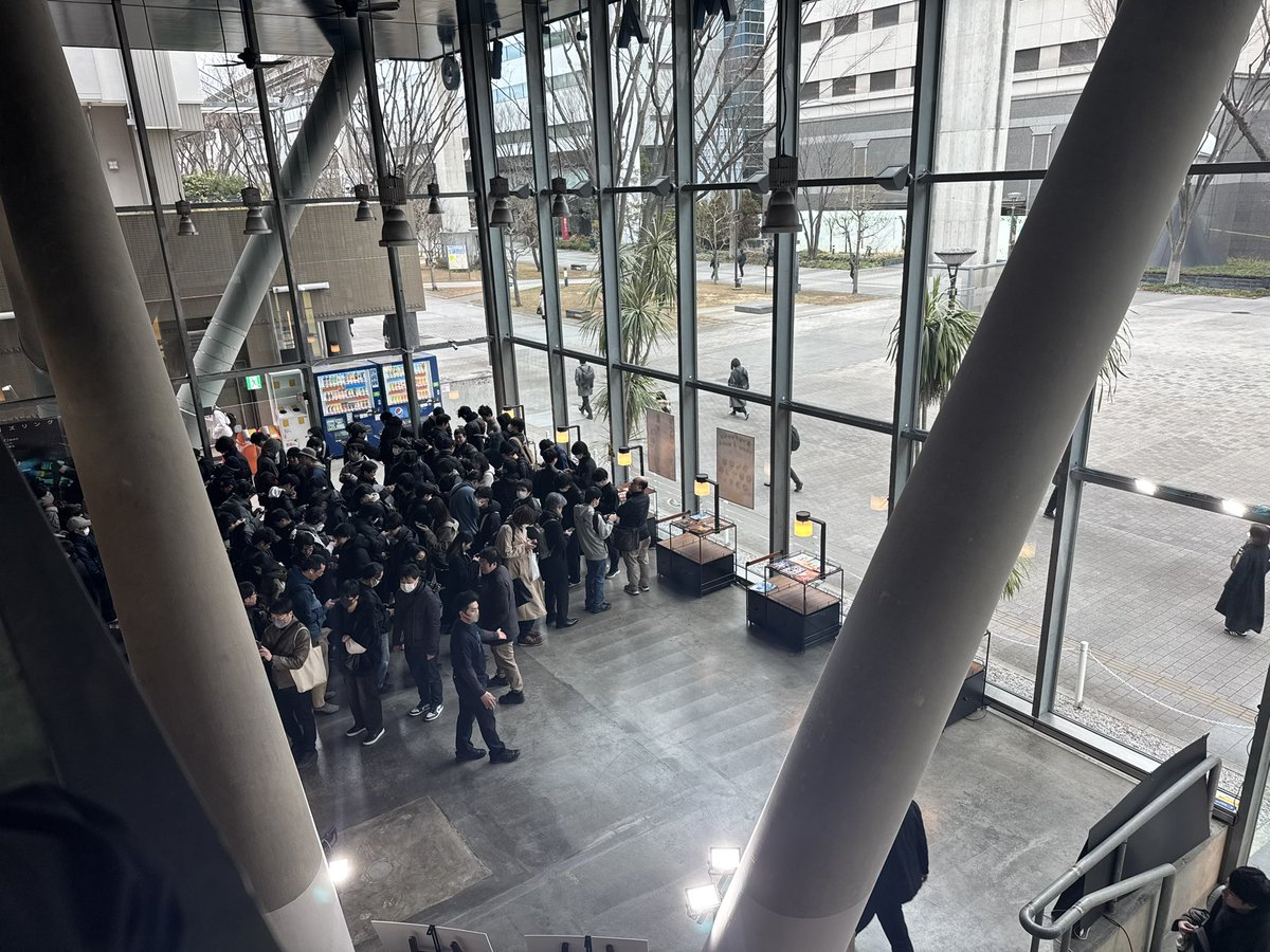 yumenihaku's tweet photo. 早朝の立川シネマシティ

超かぐや姫フィーバー
実際に目にすると圧巻です

行列400-500人？もっといたか
7時45分頃に館内入り
1階2階は行列で埋まり（この光景も見た事ない）人混み凄かったです

1週間ずっとこんな感じかなあ
いやはや業界人として視察も兼ねてましたが
正に熱狂ですね

＃��かぐや姫 https://t.co/vbek9735tP