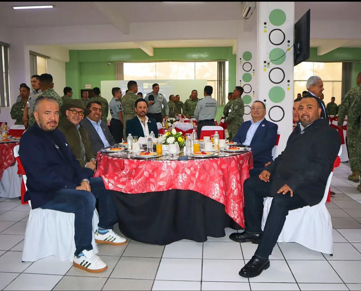 SantelicesM1's tweet photo. Hoy acudí al desayuno por el Día del Ejército y reitero mi respeto y reconocimiento al Ejército Mexicano, su entrega representa un pilar fundamental para el desarrollo y la confianza que necesitamos como sociedad. #FixerOfEverything #SiempreLeales https://t.co/sfCeJ5oz09