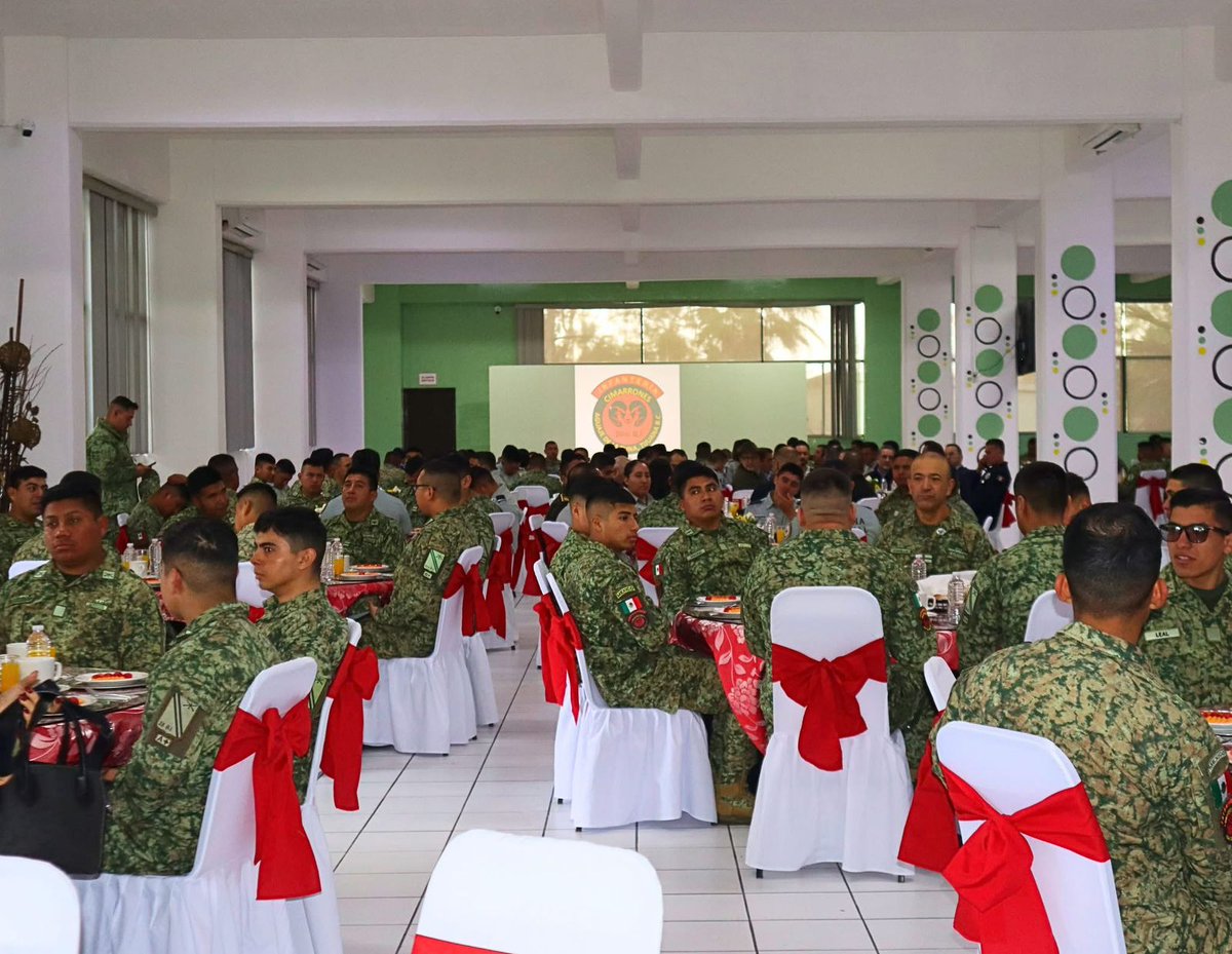 SantelicesM1's tweet photo. Hoy acudí al desayuno por el Día del Ejército y reitero mi respeto y reconocimiento al Ejército Mexicano, su entrega representa un pilar fundamental para el desarrollo y la confianza que necesitamos como sociedad. #FixerOfEverything #SiempreLeales https://t.co/sfCeJ5oz09