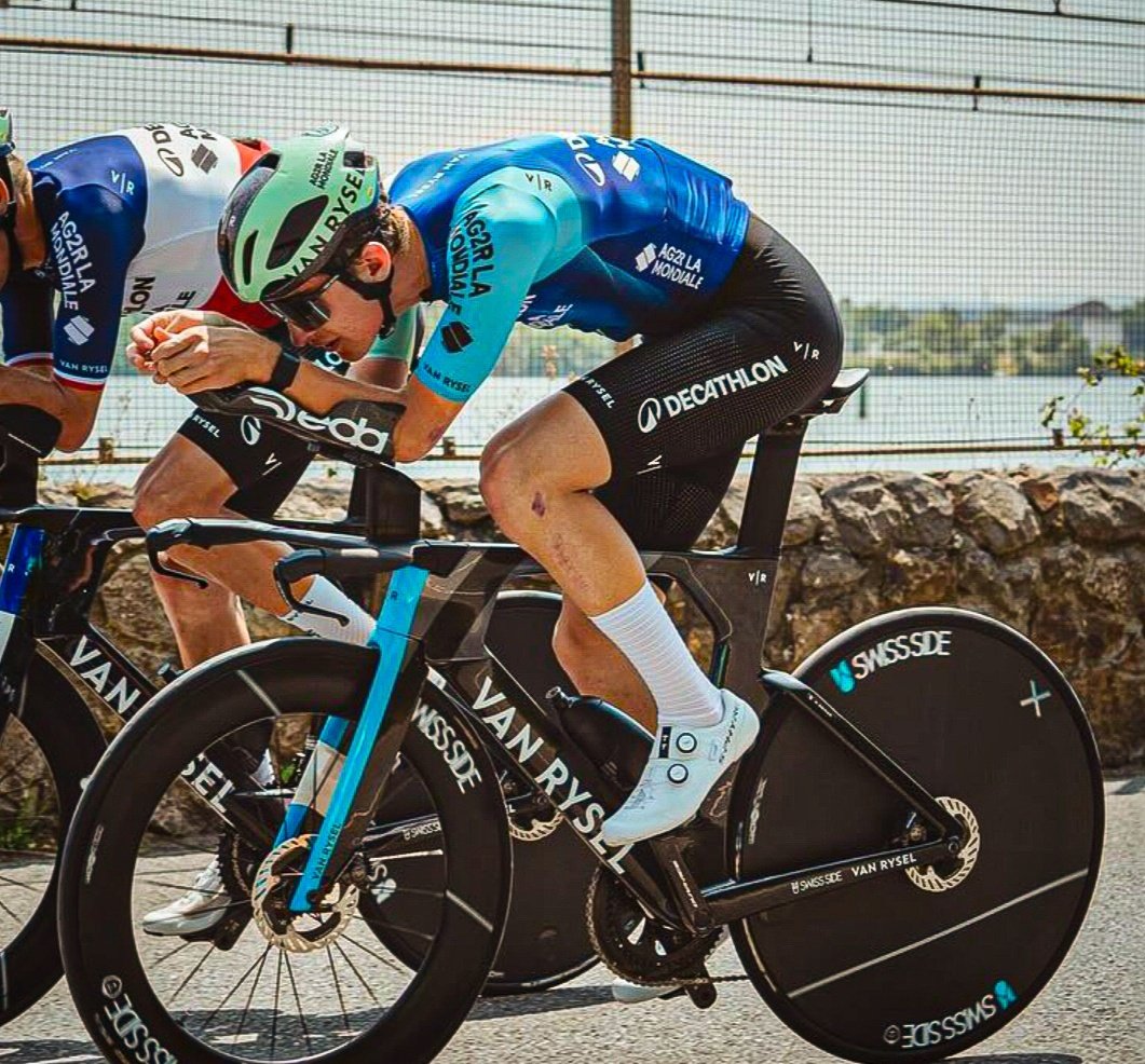 LeCyclismeFR's tweet image. 𝙋𝙖𝙪𝙡 𝙎𝙚𝙞𝙭𝙖𝙨 🇨🇵 a-t-il encore progressé en chrono ? Réponse AUJOURD'HUI !! ⏱️👀🪄

Départ du petit Prince à 𝟭𝟳𝙝𝟬𝟯 🚀
𝙆𝙚𝙫𝙞𝙣 𝙑𝙖𝙪𝙦𝙪𝙚𝙡𝙞𝙣 🇨🇵 se lancera 10 minutes plus tôt à 𝟭𝟲𝙝𝟱𝟯
#VoltaAoAlgarve