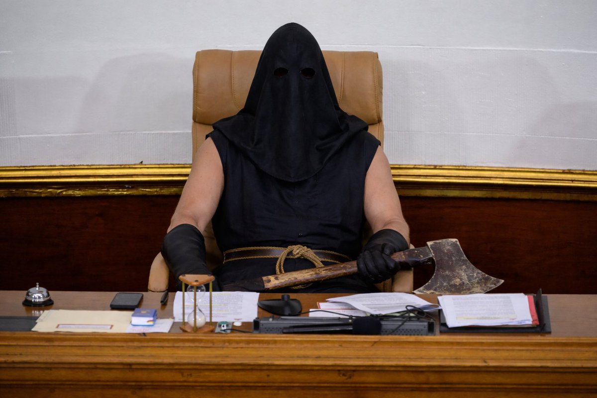 Asco es la palabra precisa para describir lo que genera escuchar a Jorge Rodríguez. El mitómano busca presentar la idea de que el chavismo fue perseguido en Venezuela.

Él y su hermana son verdugos que hoy quieren vestirse de víctimas. La “ley de Amnistía” es una burla al país.