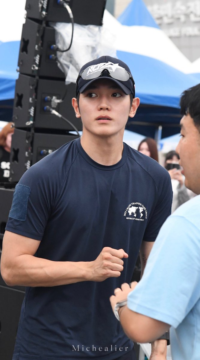 muglerse's tweet photo. still one of my favorite photos of navy taeyong https://t.co/YJJEkeNAZi