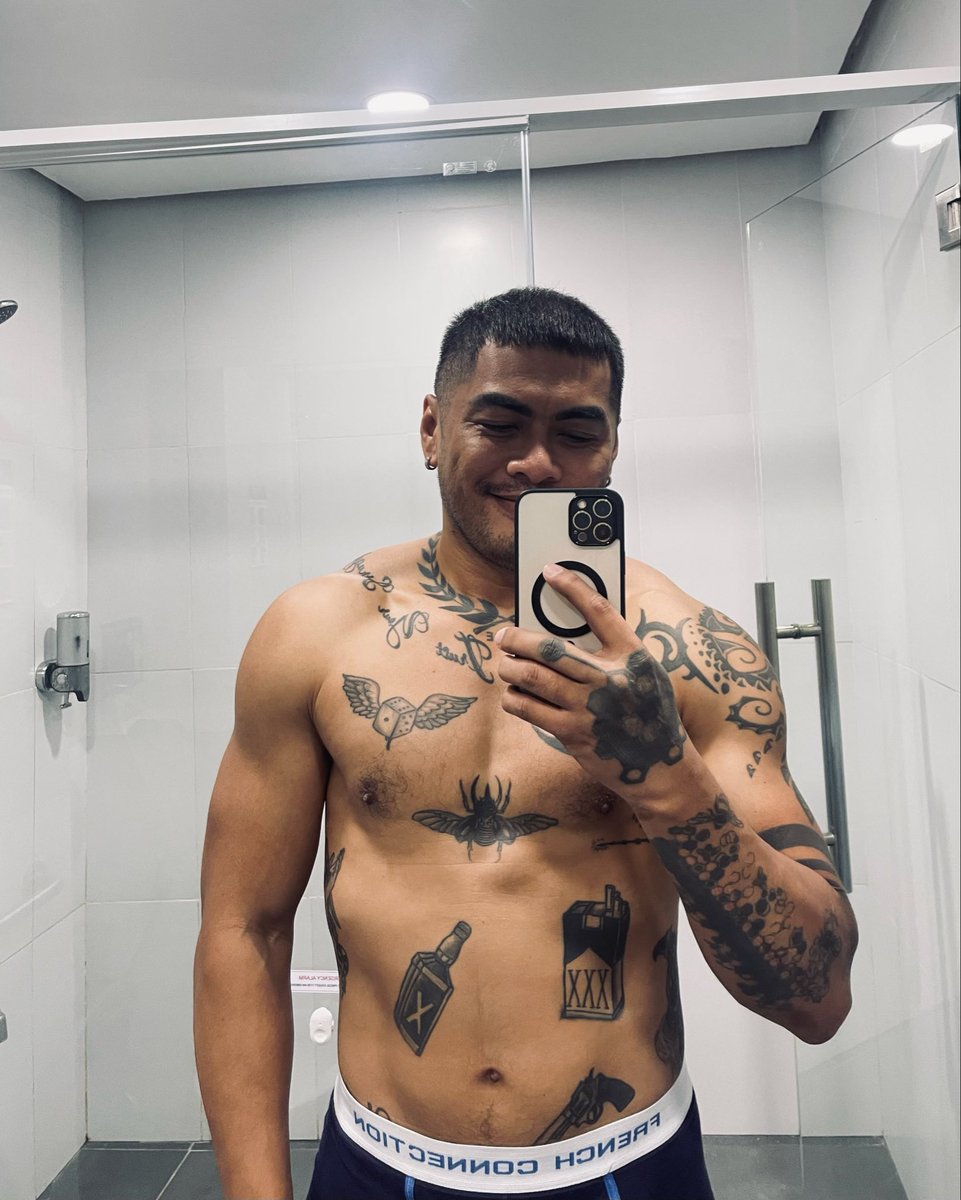 itsNathMosphere's tweet photo. Headlock gusto mo? https://t.co/9bmDNDFbN2