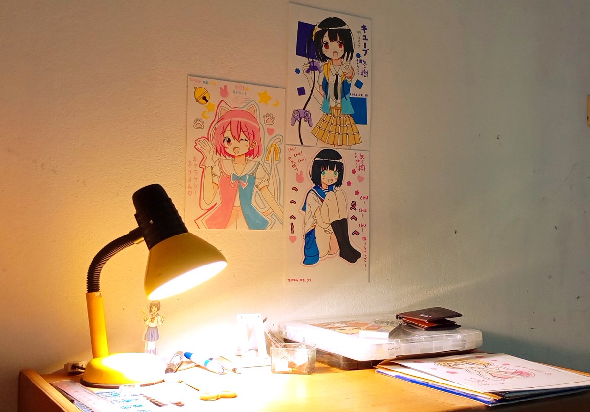 よし、これで私の部屋はアナログイラストの絵を壁で貼り付けました✨