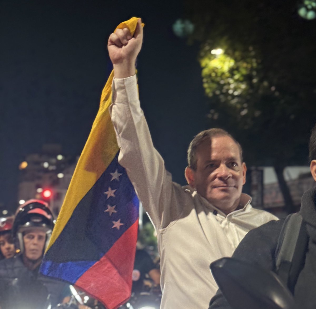 Saludos hermanos, 

Tras 10 meses en clandestinidad y casi nueve meses de injusto encarcelamiento, confirmo que estoy en libertad plena.

Reitero que todos los presos políticos, civiles y militares, deben ser liberados inmediatamente y todos los exiliados deben poder volver, para