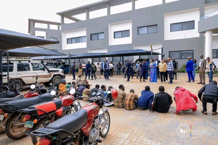 #RDC | À Kolwezi, 17 présumés criminels ont été présentés au gouv <a href="/FifiMasukaSaini/">Fifi Masuka</a> après une opération sécuritaire,ils sont accusés de meurtres de motards, extorsions et vols organisés.
Les suspects ont été transférés devant les juridictions compétentes.
 
<a href="/lephoenix1984/">Tshikamba Nawej Claudel 👑</a>