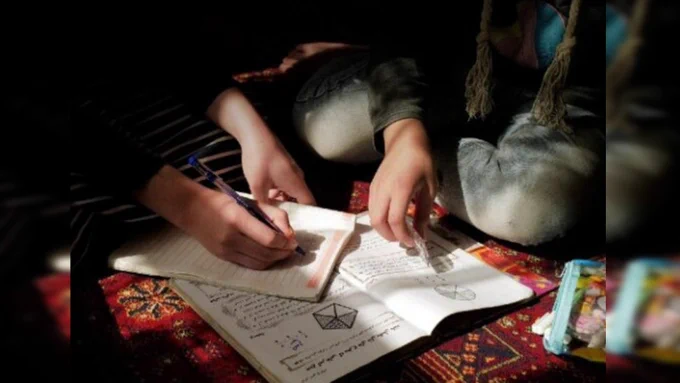 دختران هرات در حلقه های کتاب خوانی با ممنوعیت آموزش مبارزه می کنند