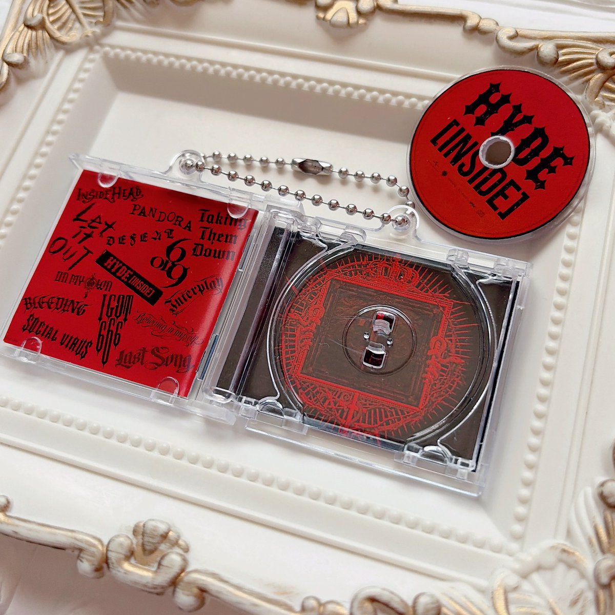 hidepyompyon's tweet photo. 今はなかなかCDを聴くことってないよね?赤いイメージだったけど開けてみたら実は中はグレーだったって知ってた?
#HYDE
#HYDEINSIDE https://t.co/qvYRlbq9vw
