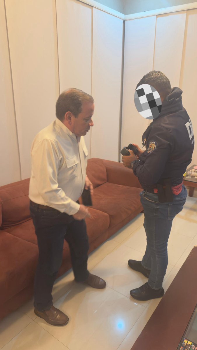 #AHORA | Juan Pablo Guanipa recupera su plena libertad.

Policías le retiran el grillete electrónico.