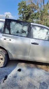 LaCataSilva's tweet image. Imagínate vivir en un país donde asesinen a un precandidato presidencial de oposición y meses después prendan a tiros la camioneta de un Congresista afín al gobierno en el que matan a 2 de sus escoltas en plena campaña electoral. Ahhh siiii ese país es Colombia. IMBÉCIL!