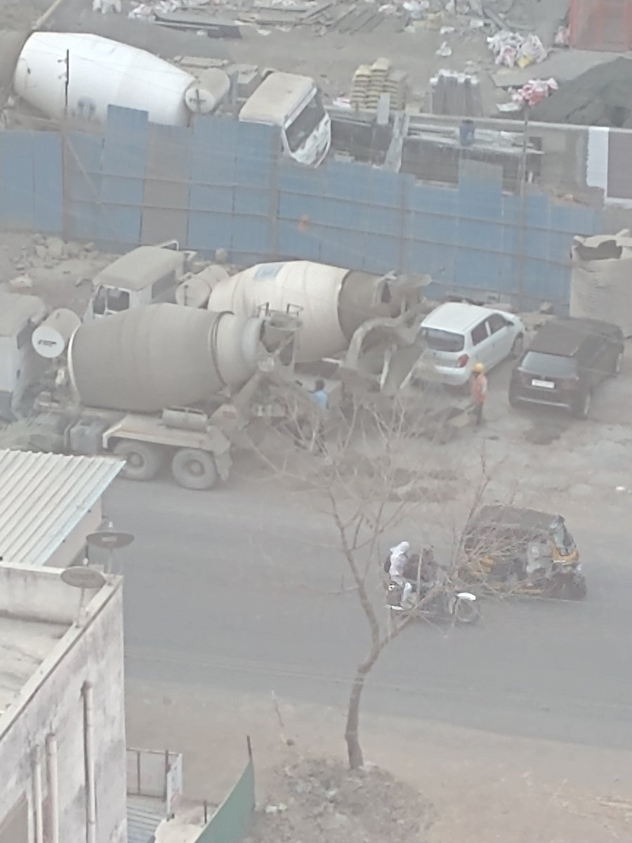 g24punehs's tweet photo. How come #DevilGreedyBuilder @VTPRealty Hinjewadi 1 breaking all laws in open spreading #ExtremePollution on a live running Mann road thru concrete mixers on the roadside as well?Is #DeadPune #DoomedMH so #AndherNagariChaupatRaja 🤔☹️🙏 https://t.co/JCWvd2desD