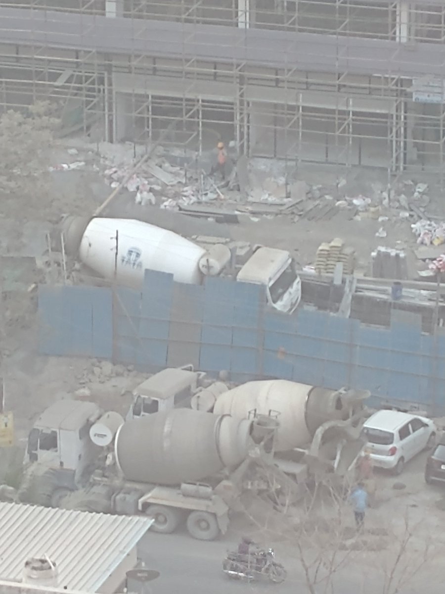 g24punehs's tweet photo. How come #DevilGreedyBuilder @VTPRealty Hinjewadi 1 breaking all laws in open spreading #ExtremePollution on a live running Mann road thru concrete mixers on the roadside as well?Is #DeadPune #DoomedMH so #AndherNagariChaupatRaja 🤔☹️🙏 https://t.co/JCWvd2desD