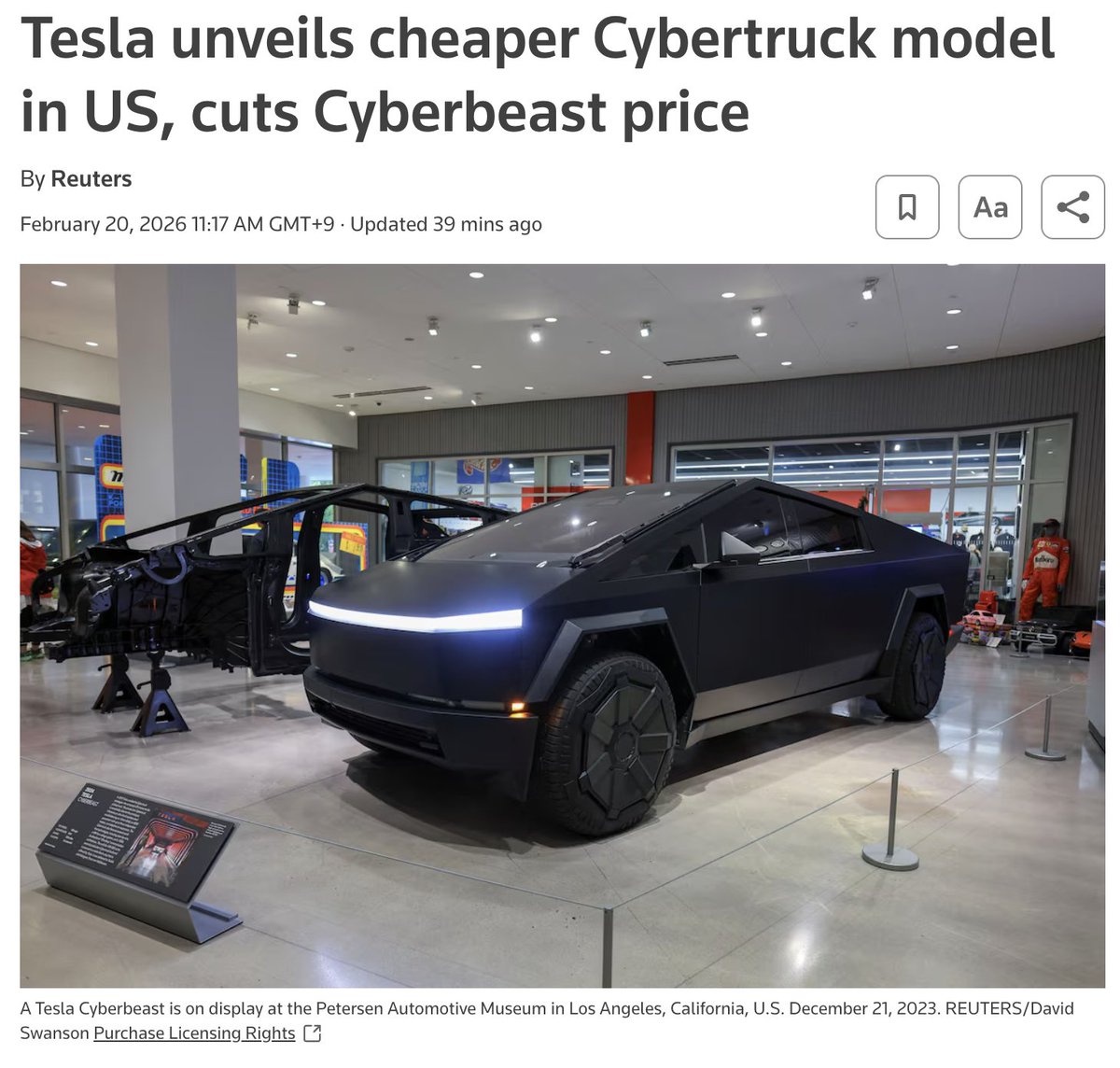 테슬라, 최상위 모델 대비 절반가격 사이버트럭 출시
-----------------------------------------------
테슬라가 목요일 미국에서 새로운 저가형 사이버트럭 모델을 공개했다. 가격은 5만9,990달러로, 듀얼모터 사륜구동(AWD) 버전 기준 가장 저렴한 사이버트럭이다.

또한 테슬라는 최고가 모델인