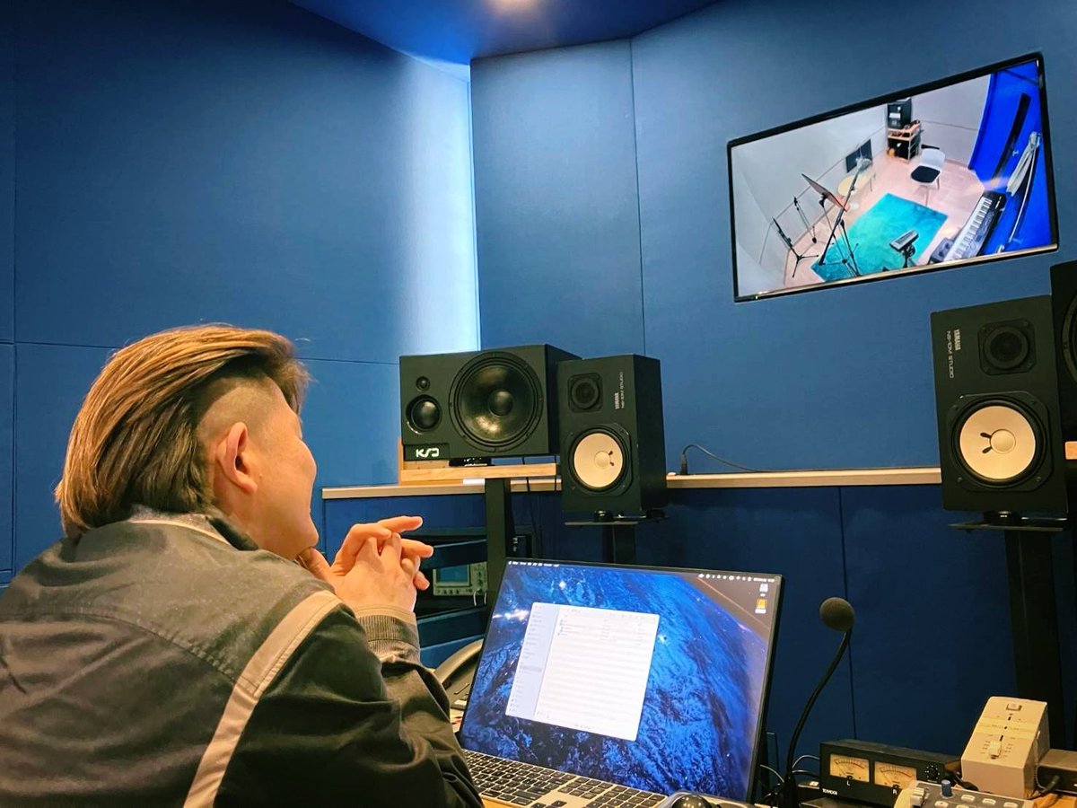 レコーディング。
午前中はなかなかエンジンかからないけど、、
スピーカーから音楽が流れると
バシッ！！
とスイッチ入ります🔥
素敵な楽曲になりました✨

#レコーディング
#StudioZERO