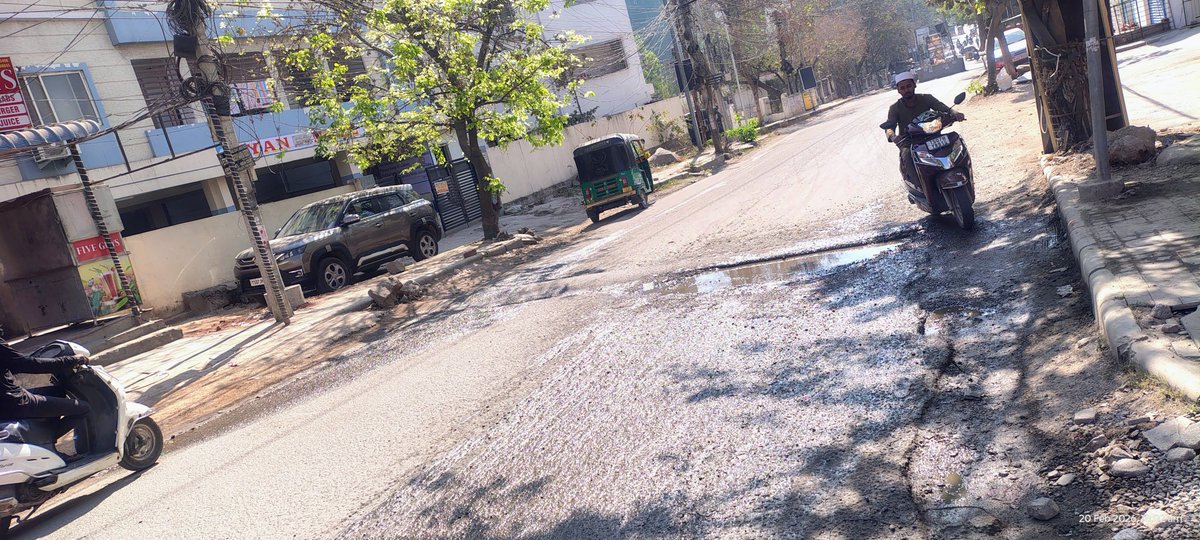 azeemma788's tweet photo. @GHMCOnline  Hello GHMC, Please look at this road condition and do the needful. Location. Janachatanya and golden heights colony road from pillar number 213. https://t.co/L7KkRPkiGv