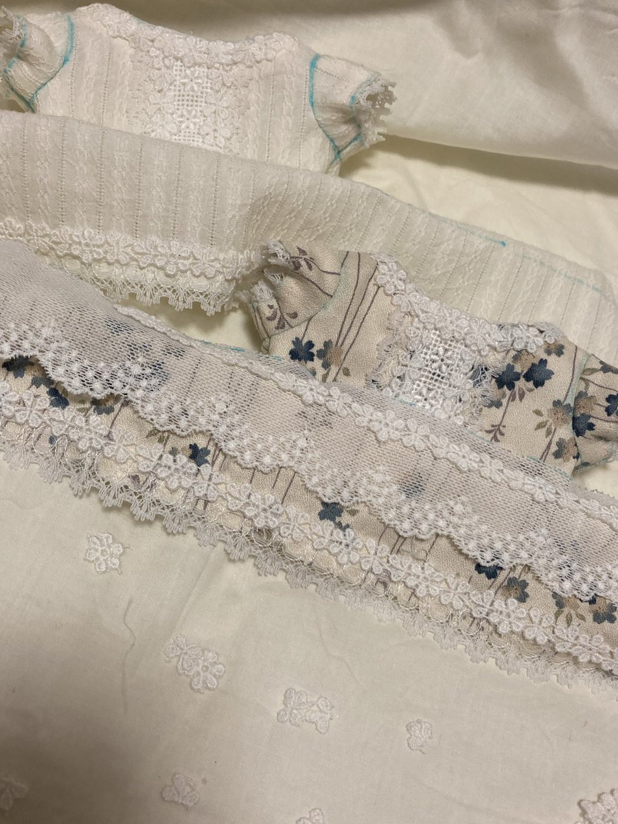 まだ商品出来ていなくてですね…どうしよう。
まだ印ついていますが、もう上下繋がっていますが、写真撮っていないのでこちらの写真ですみません。
3着づつ製作しています。
土日で在庫どうするのか決めていないし悩みます。