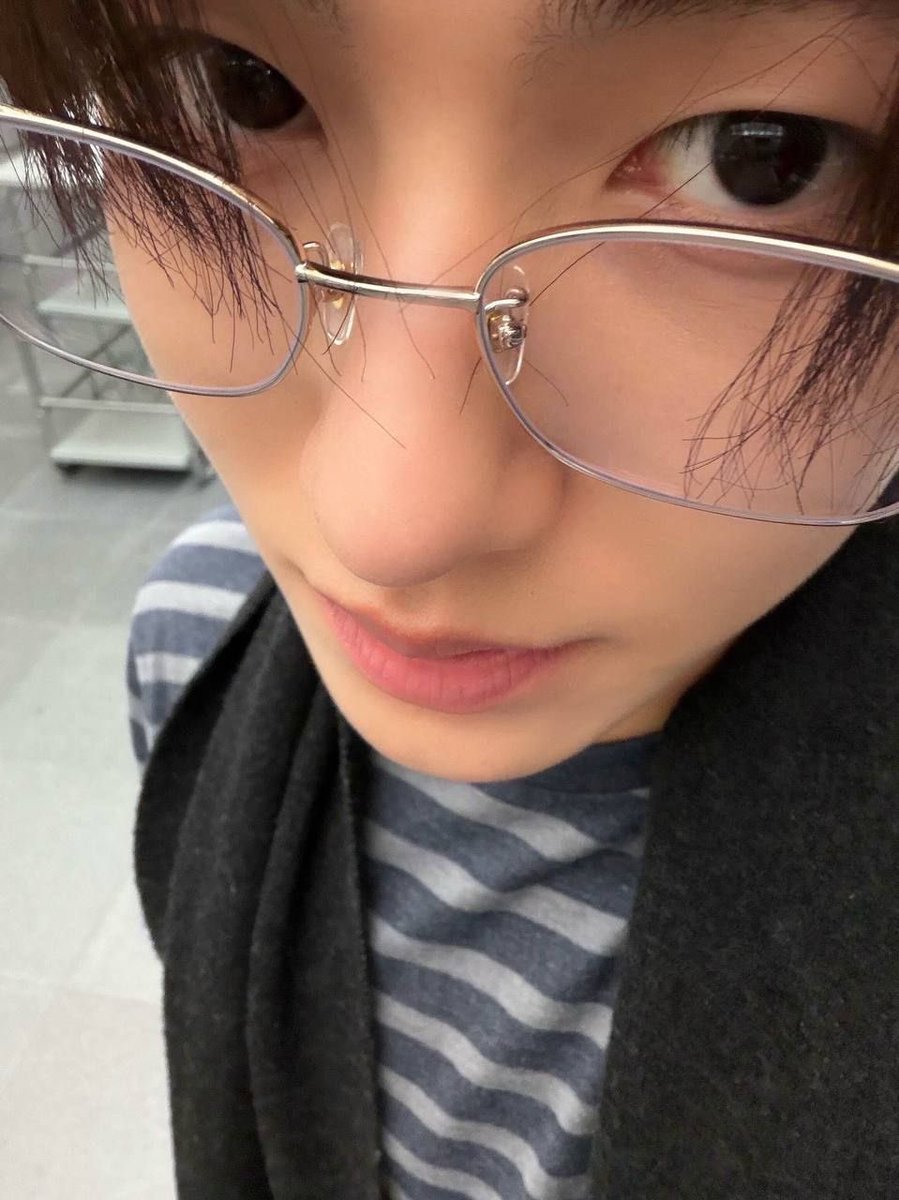 bee010ee's tweet image. 엄돌쇠 처음엔 가부장 쭈마누라 때문에 스트레스 존나 받아서 대들기도 해봤는데 언제 한번 호되게 얻어터진 뒤로 군말 없이 돌쇠 역할 자처함
쭈마누라가 구시렁대면서 회초리 들어도 이제는 그냥 일상임 한 귀로 듣고 한 귀로 흘리면서 귤 흰 부분 하나하나 다 떼 마누라 입에 쏙 넣어줌
밥 먹은 거