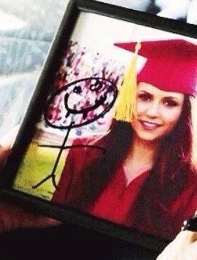 falando no damon não ter habilidades com desenho, outra cena delena q eu gosto muito é quando tem aquele lance da hipnose aí a elena tira as foto com ele do quarto o damon vê e faz um desenho merda com ele do lado dela 😭😭 acho muito fofo