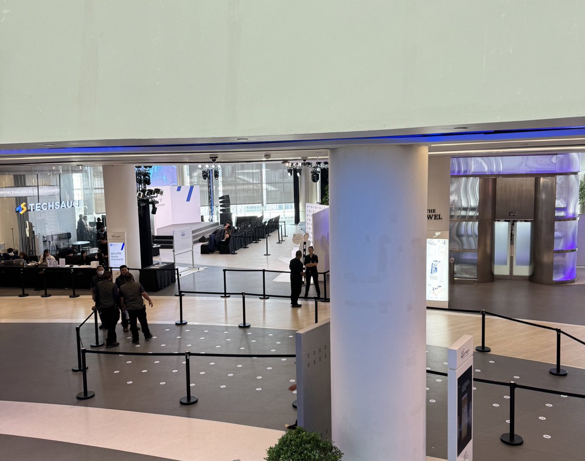 💙 อัพเดท 11:55 น. ✨
แว้บมาดู ตอนนี้ Freezone 100 คน คิวอยู่ประมาณ 77 นะคะตอนเราออกมา จะได้ยืนตรงโซน sticker ที่แปะไว้ค่าาา 😂 #HPxBillkin #Bbillkin #บิวกิ้น