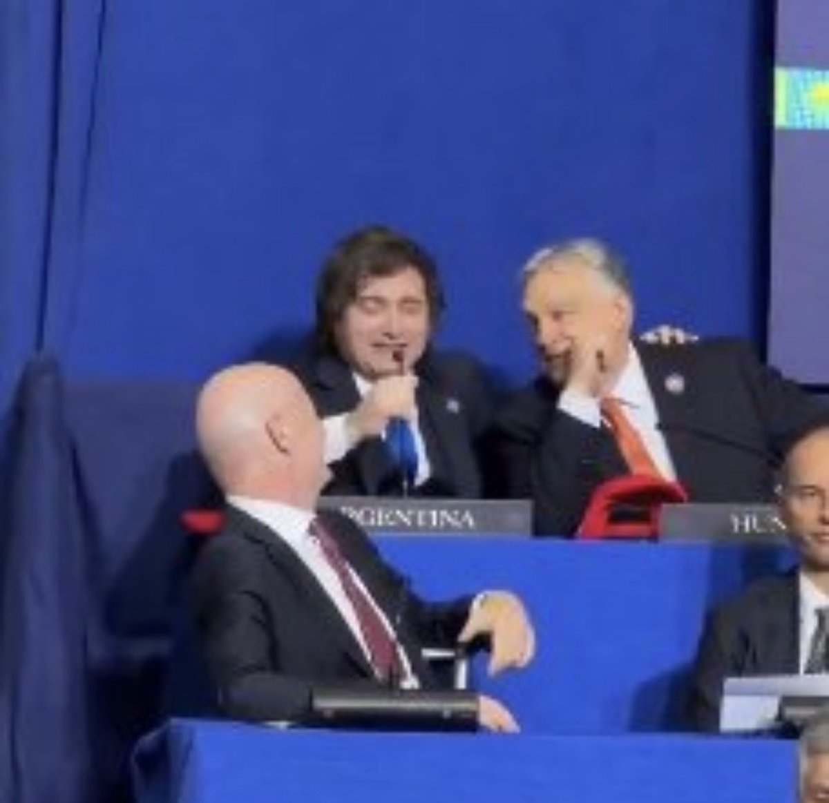 dolomas's tweet image. Que lo de la Reforma Laboral no tape que el presidente cantó junto a un dictador, impulsor ferréo del conservadurismo, antiliberalismo, antiglobalismo de derecha.
Hace 16 años que está en el poder en Hungría. El sueño de Milei.