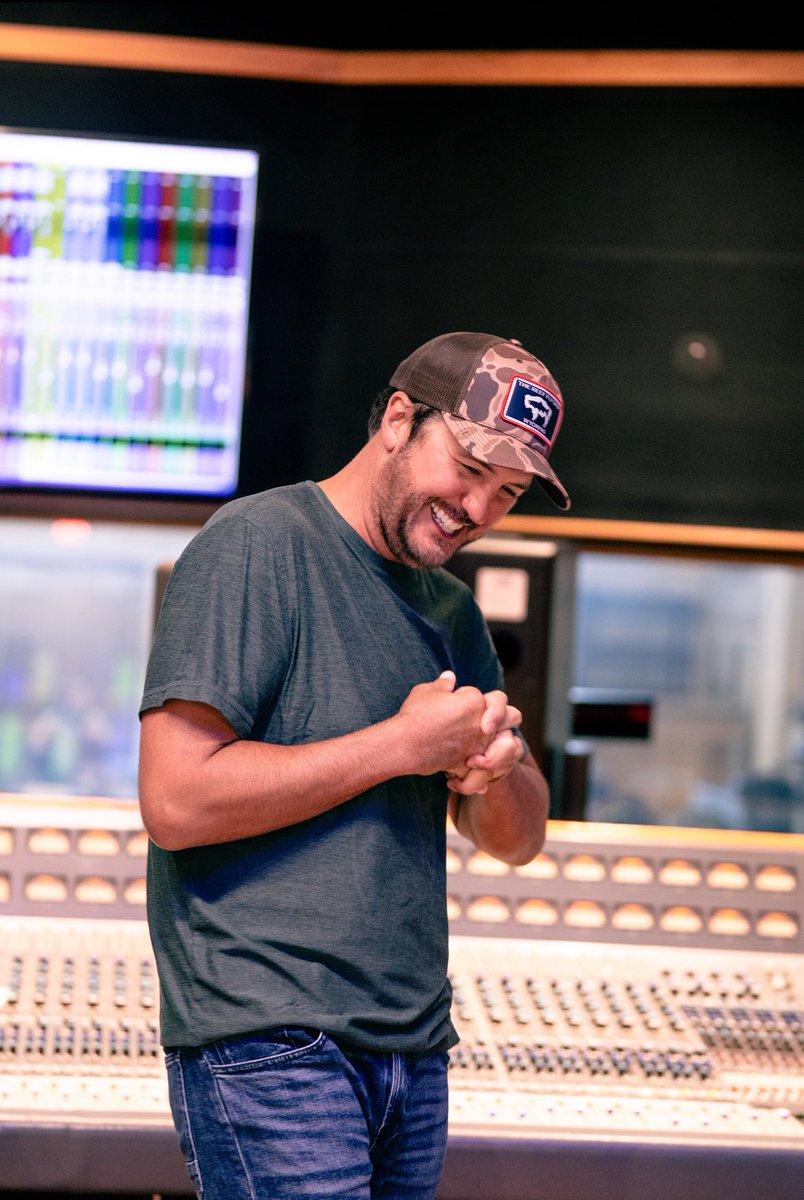 It’s finally out! I hope you guys are BS free out in BFE somewhere listening. Can’t wait to hear what you think. #wordonthestreet 

lukebryan.lnk.to/wordonthestreet