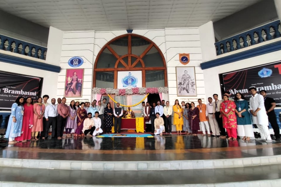 sbupune's tweet photo. The echoes of Swarajya at SBUP! 🚩🥁

From the resonant beats of Dhol Tasha to a heartfelt floral tribute by Vice Chancellor Dr. G.K. Shirude, the campus came together to honor the legacy of Chhatrapati Shivaji Maharaj. ⚔️✨

#ShivJayanti #LifeAtSBUP #Pune #JaiShivray https://t.co/IhUXviH0KV