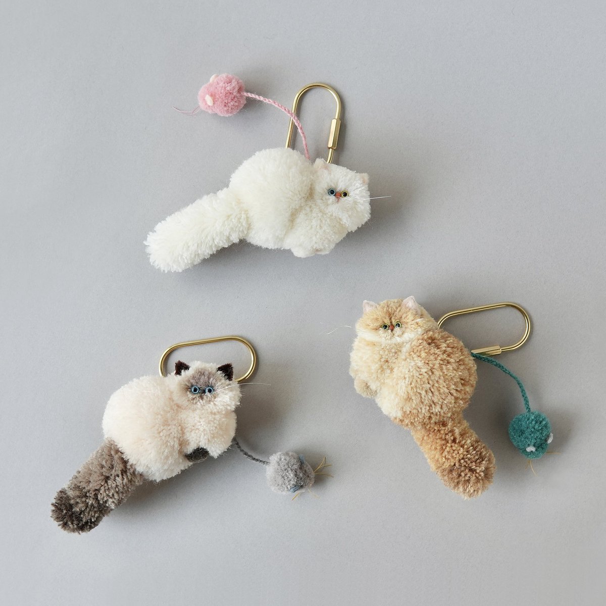 ねらいをさだめる猫たちのバッグチャーム（ねずみつき）』 明日から