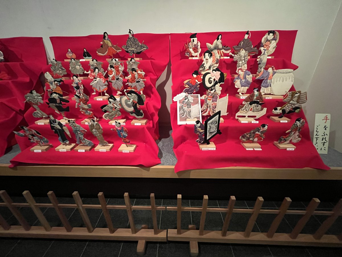 In Mizusawa, in Oshu, the dolls displayed for Girls' Day have a unique name: kukuri-bina. It's from the local dialect word "kukuru" which means "to wrap cotton with cloth," which is a part of making the dolls. I love that we have local art history!