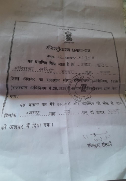 #Alwar गाय को बचाने का सदन से लेकर सडक तक बवाल मचा हुआ है, #अलवर में तो रजिस्ट्रेशन शुदा गौशाला को उजाडने पर तूल हैं, केरवाजाट ग्राम पंचायत प्रशासक।
गायों को लेकर पक्ष-विपक्ष आमने-सामने हैं, अलवर में गायों का आशियाना छिना जा रहा है।
<a href="/TikaRamJullyINC/">Tika Ram Jully</a> <a href="/DMDCAlwar/">Alwar District Collector & Magistrate</a> <a href="/RajGovOfficial/">Government of Rajasthan</a>