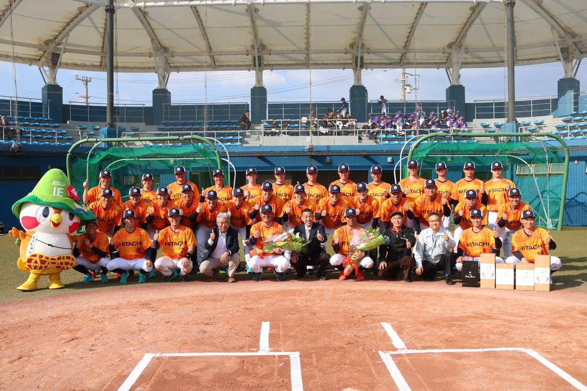 Hitachi_Yakyu's tweet photo. 【伊江島キャンプ⚾️】

伊江島キャンプがスタートしました‼️

3日目の練習後に歓迎セレモニーを開催いただき、伊江島の皆様から激励のお言葉をいただきました🙇‍♂️
シーズンインに向け、日々精進いたします💪

〇伊江島キャンプ  🏟伊江村野球場
2/17(火)～2/28(土)

#日立製作所野球場 
#伊江島キャンプ https://t.co/pjW5poFbQT