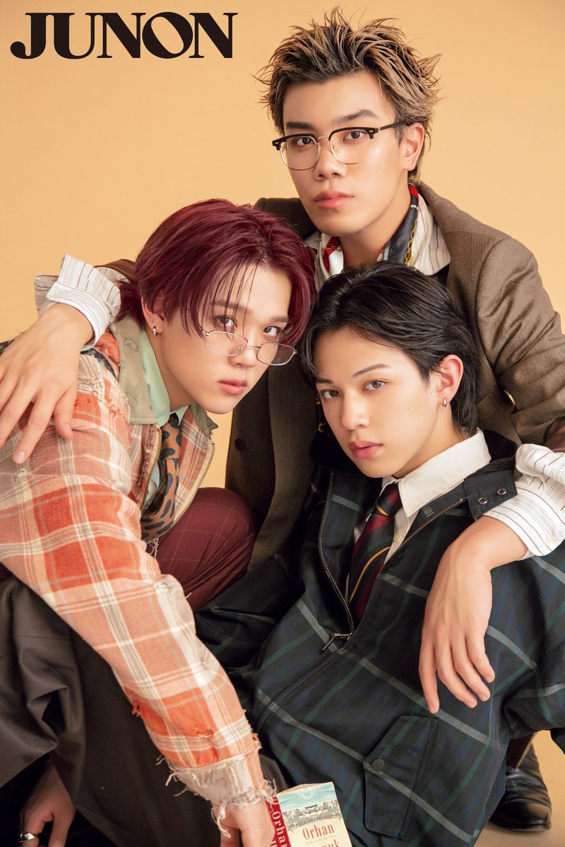 JUNON_jp's tweet image. 本日発売 #JUNON 4・5月合併号

#LILLEAGUE から #岩城星那 さん・ #百田隼麻 さん・ #難波碧空 さんが登場🌹🍑🐨

クラシカルな装いの3人には、待望の2nd Album『NEOMATIC』についてや、最新の近況などをたっぷりトークしていただきました🎶要チェックです🧡

🛒購入はこちらから