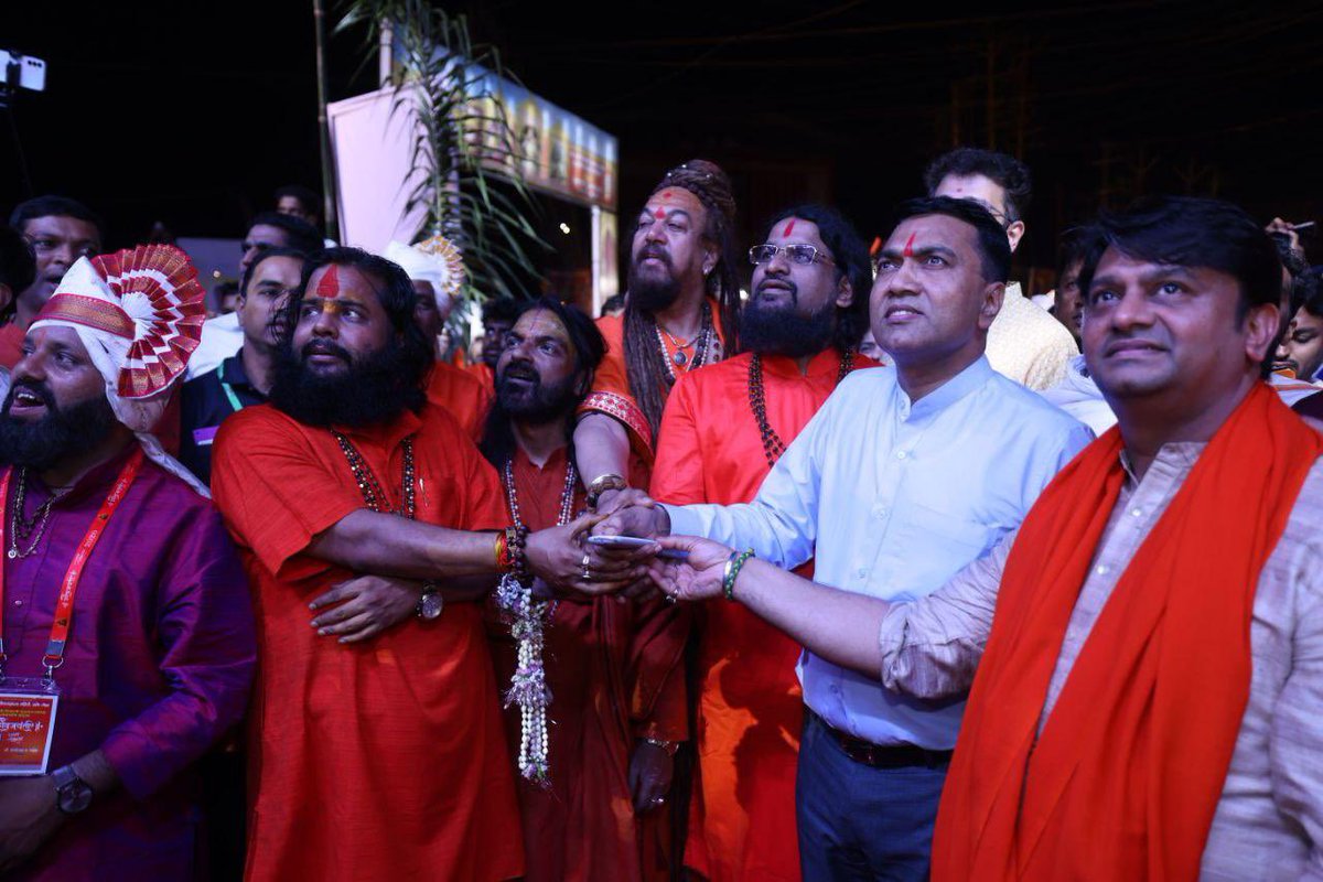 dip_goa's tweet photo. On Chhatrapati Shivaji Maharaj Jayanti, Chief Minister, @DrPramodPSawant inaugurated the Goa Spiritual Festival and also unveiled the magnificent Smarak of Chhatrapati Shivaji Maharaj in the presence of Pujya Brahmeshanand Acharya Swamiji @Sadgurudev_Goa , Social Welfare Minister, Shri. @S_Phal_Dessai , PWD Minister, Shri. @digambarkamat , revered saints, public representatives and Shivpremi citizens.