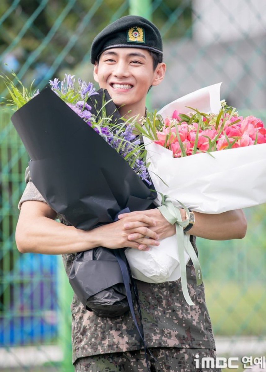 Taehyung makes us proud every single day. He inspires us just by being himself, with his sincerity and kind heart. He’s truly a good person, and we’re always so proud of him.

PROUD OF YOU TAEHYUNG
MAHAL KA NAMIN TAEHYUNG