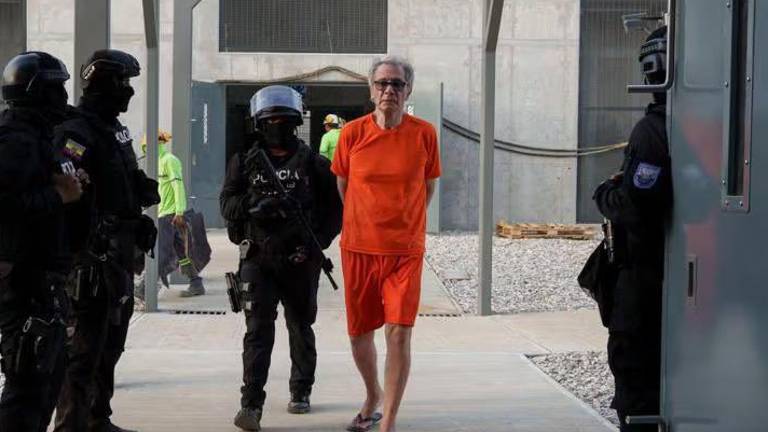 Diegooficial239's tweet image. Atención 🚨 
Hay que recordarle a Daniel Noboa que cuando salga huyendo del país por sus actos de corrupción y demás, en cualquier embajada que se meta se lo va a sacar. 
Después de lo que le hizo a Jorge Glass ninguna embajada se va a reusar. Más bien lo van a entregar para no