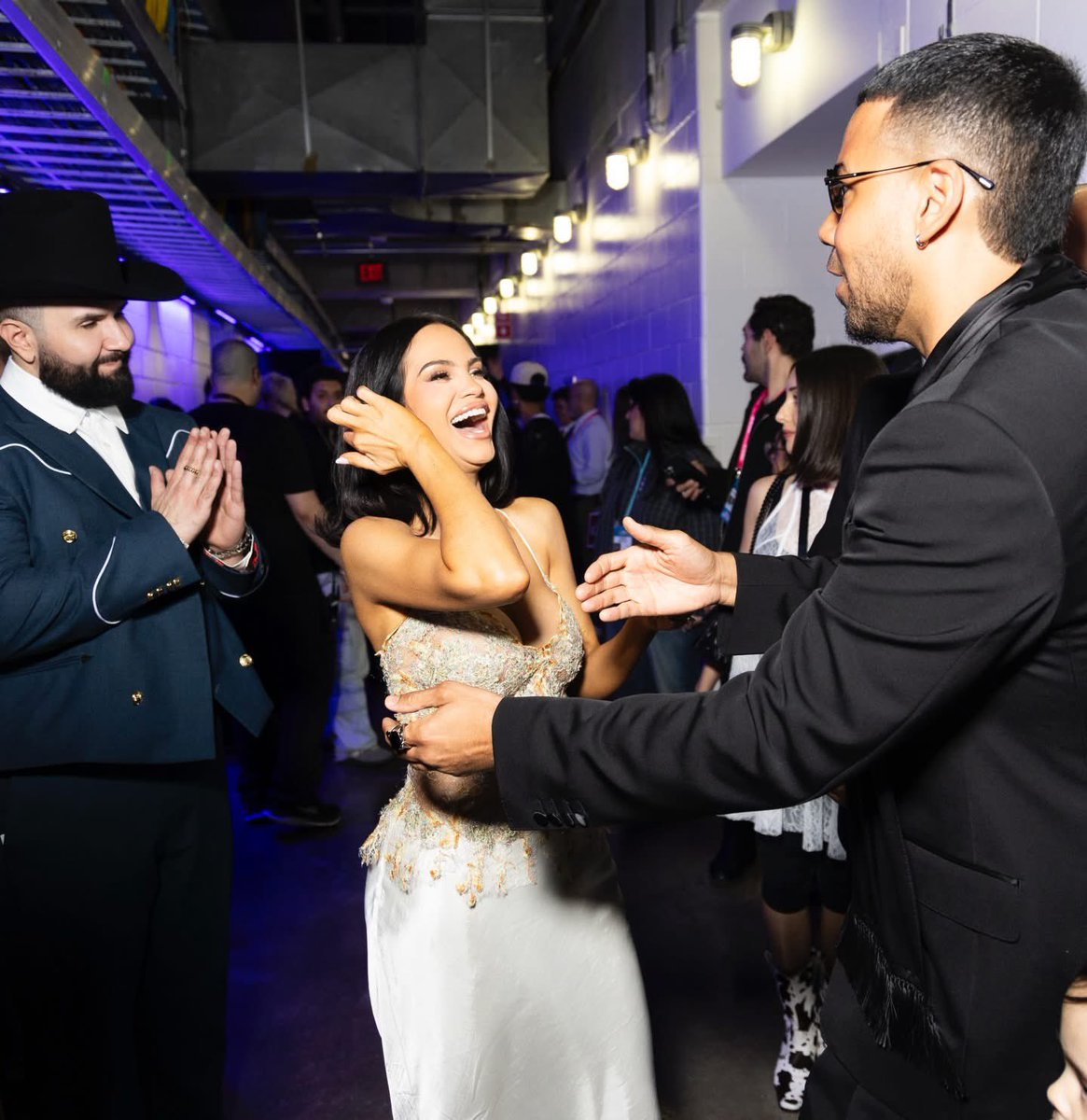 NattiNatasha's tweet image. “Mejor Álbum Tropical” representa lágrimas, sacrificios, noches largas, pero sobre todo fe… una fe que nunca se apagó.

Gracias @RomeoSantosPage por tu apoyo y respeto 🇩🇴.

Gracias @NANDOBOOMPANAMA y @dimeloflo2 por poner el corazón en Dem Bow y hacerlo historia 🇵🇦.