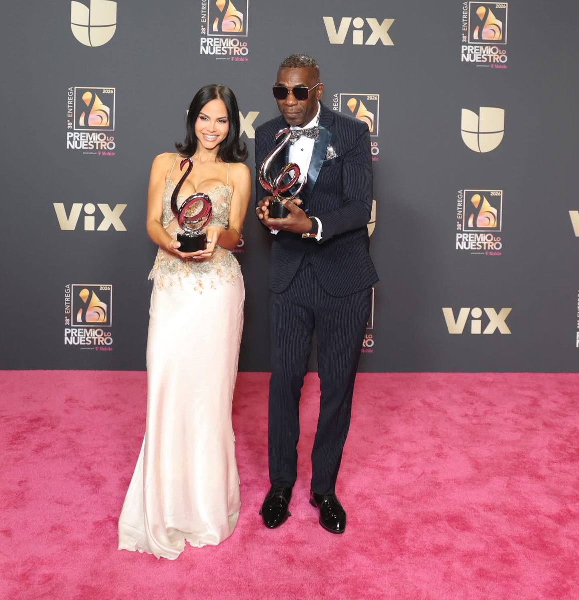 NattiNatasha's tweet image. “Mejor Álbum Tropical” representa lágrimas, sacrificios, noches largas, pero sobre todo fe… una fe que nunca se apagó.

Gracias @RomeoSantosPage por tu apoyo y respeto 🇩🇴.

Gracias @NANDOBOOMPANAMA y @dimeloflo2 por poner el corazón en Dem Bow y hacerlo historia 🇵🇦.