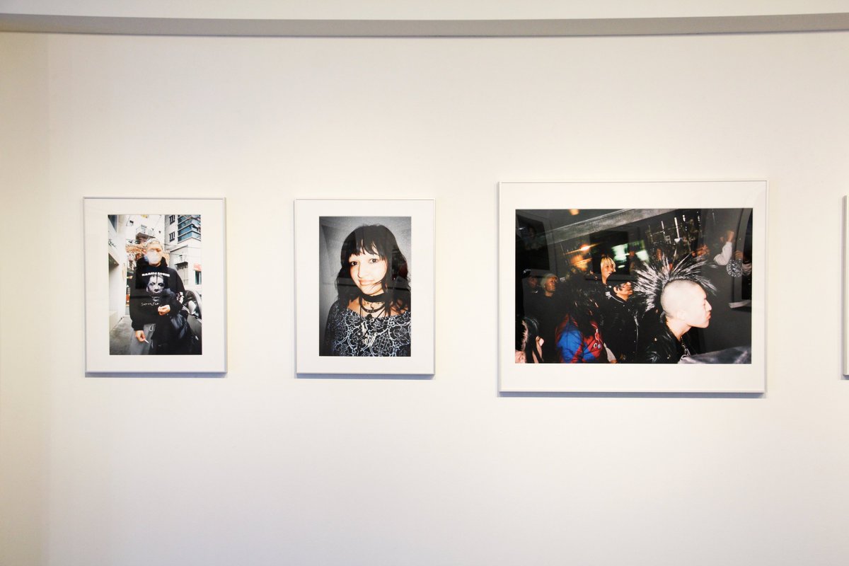 【作家在廊中】
雑誌『写真』vol.8刊行記念
坂本 陽 個展「Telescope」3/1まで

本日作家在廊しています！

坂本作品は、人物の表面的な強さだけではなく、内面の光を写し取ろうとしているので、鑑賞者はスッと入っていける、と『写真』編集長・村上さんが評していました。
fugensha.jp/events/260130s…