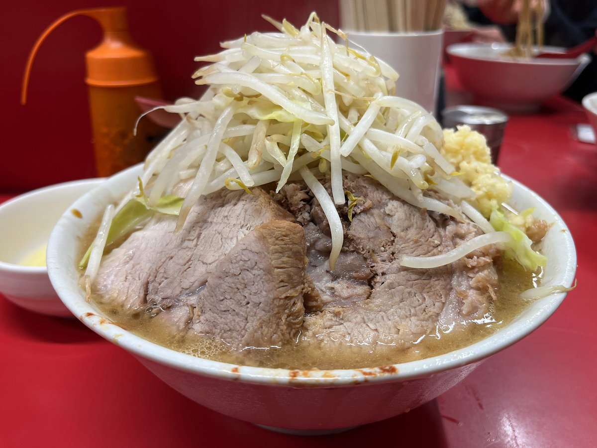 ラーメン二郎一橋学園店
小ラーメン生卵
みのP氏と待ち合わせて食べてきました。
並び10人以上
スープを吸ったやわ麺が最高！
美味しかったです！
ごちそうさまでした😋