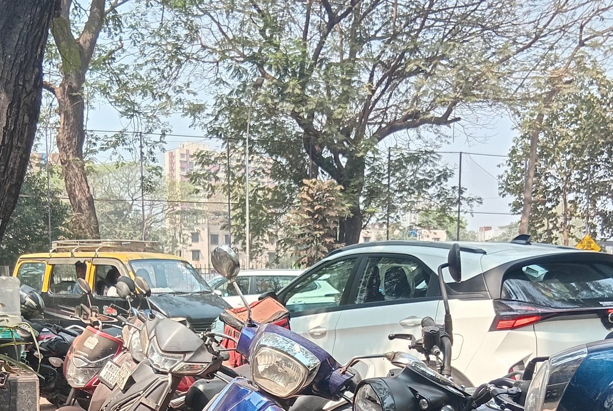 anmopra's tweet photo. माटुंगा येथील लेडी जहांगीर मार्ग DPs हॉटेल ते फडके चौक हा एक दिशा मार्ग आहे. परंतु सूचना फलक (sign board) नसल्याने दोन्ही बाजूने वाहने नियमितपणे येऊन वाहतूक ठप्प करून ठेवतात. @MTPHereToHelp @MumbaiPolice @mybmc @mybmcWardFN कृपया योग्य कारवाई करावी. https://t.co/LEixyJpGJx